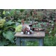Gartenstecker liegende Katze mit Schmetterling 2