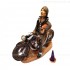 Motorradfahrerin. Eine Frau auf einem Motorrad. Räuchermännchen