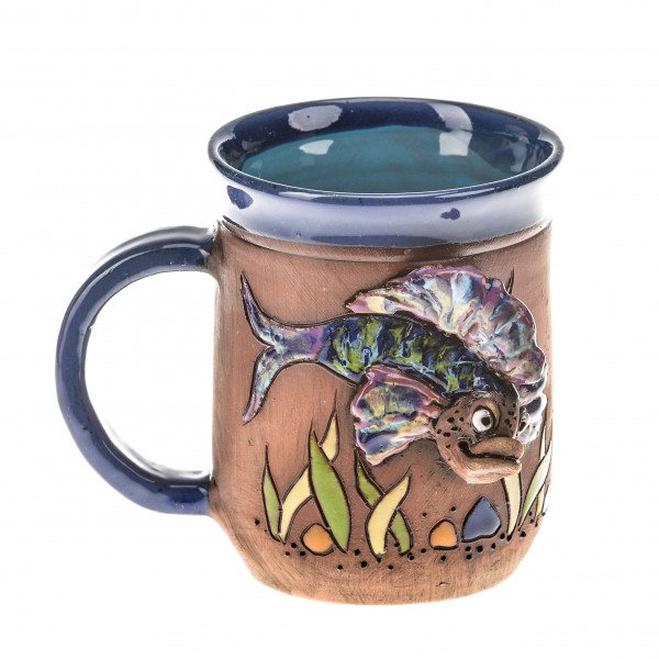 Blaue Keramiktasse mit einem Fisch