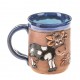 Blaue Keramiktasse mit einer Kuh 1
