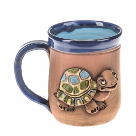 Blaue Keramiktasse mit einer Schildkröte