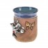 Blaue Keramiktasse mit einer Schmetterling fangenden Katze