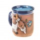 Blaue Keramiktasse mit einer weißen Ziege, die eine blaue Blume frisst. 2