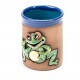 Blaue Keramiktasse mit winkendem Frosch 1