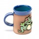 Blaue Keramiktasse mit winkendem Frosch 2