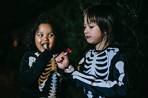 Nachtspaziergang mit Kindern zu Halloween